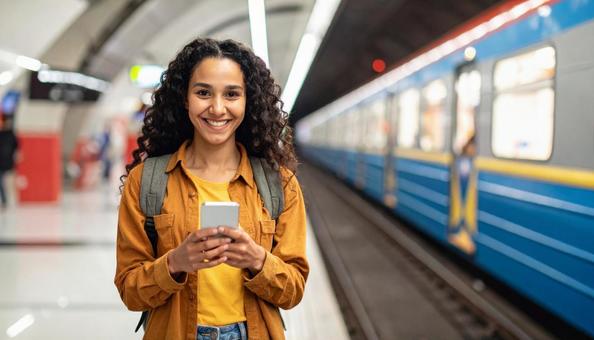 スマホと女性 スマホと女性の写真