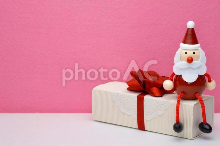サンタクロースとプレゼントのイメージ クリスマス,サンタクロース,背景の写真素材