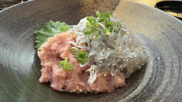 生しらすとマグロねぎトロ丼 黒いお皿 生しらすとマグロねぎトロ丼 黒いお皿 しらす丼,生しらす丼,しらすの写真素材