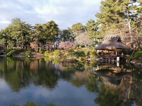 秋の庭園 池 秋の庭園 池の写真