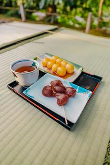 【石川】兼六園の串団子とお茶 兼六園,文化財指定庭園,庭園の写真素材