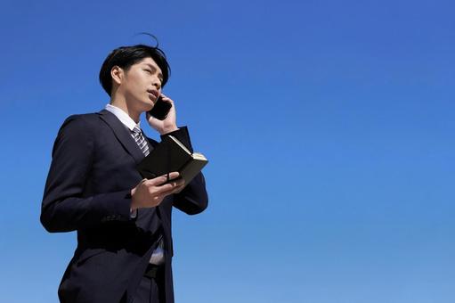 日本男性商人在智能手機上交談, JPG 日本男性商人在智能手機上交談, JPG