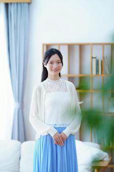 手を重ねカメラ目線の女性 女性,笑う,笑顔の写真素材