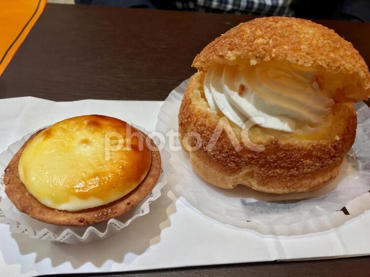 北海道のチーズケーキとシュークリーム afternoontea,julie,pieの写真素材