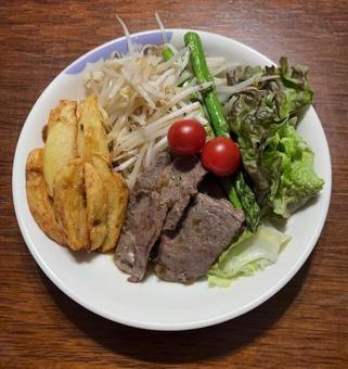 牛肉とフライドポテトとサラダともやしなど 牛肉とフライドポテトとサラダともやしなどの写真