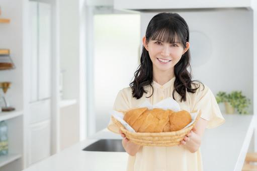 キッチンでパンを作るミドルの女性 キッチンでパンを作るミドルの女性 ランチ,料理,女性の写真素材