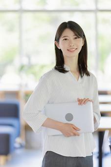 コワーキングスペースで働く女性 コワーキングスペースで働く女性 カフェ,女性,ビジネスウーマンの写真素材