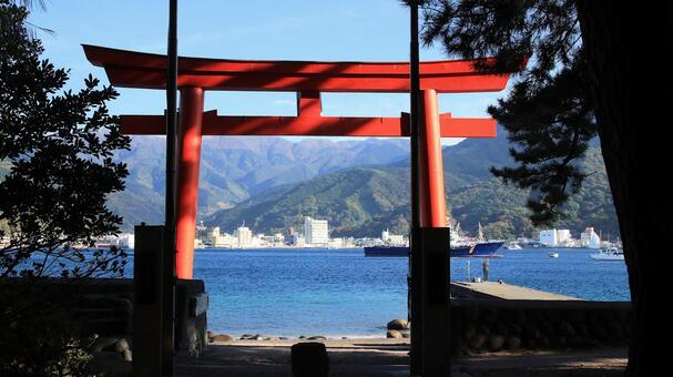 御浜岬赤鳥居から戸田の街と漁港を眺める 御浜岬,晩秋,初冬の写真素材
