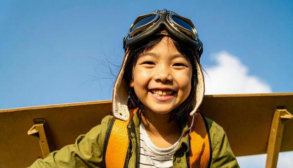 パイロットの姿をした日本人の子ども パイロットの姿をした日本人の子どもの写真