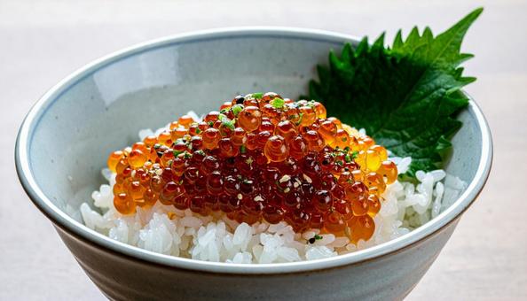 ご飯にイクラをたっぷりのせて食べる ご飯にイクラをたっぷりのせて食べるの写真