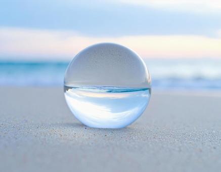 フォトジェニックな海辺、ガラス玉の写真
