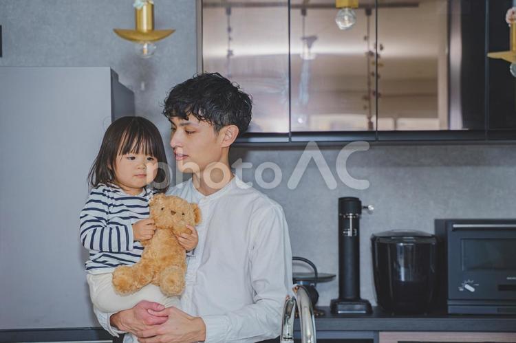 女の子を抱っこする白いワイシャツのパパ 男性,子ども,イクメンの写真素材