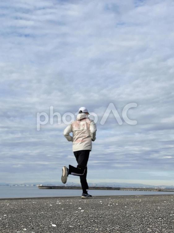 海辺を走る男性 男,男性,走るの写真素材