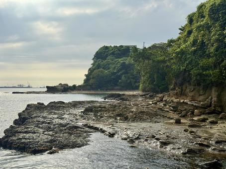 山口県彦島 竹ノ子島の磯辺 山口県彦島 竹ノ子島の磯辺 瀬戸内海,関門海峡,雲の写真素材
