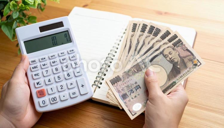 給料イメージ　お札と電卓とノート お札,ノート,給与の写真素材