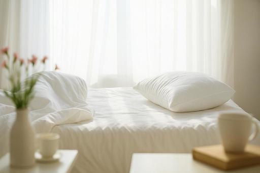 朝の光が差し込む静かなベッドルームの写真