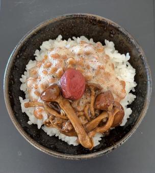 納豆となめこの佃煮としそ梅の茶碗飯 納豆となめこの佃煮としそ梅の茶碗飯 茶碗飯,ご飯,あきたこまちの写真素材
