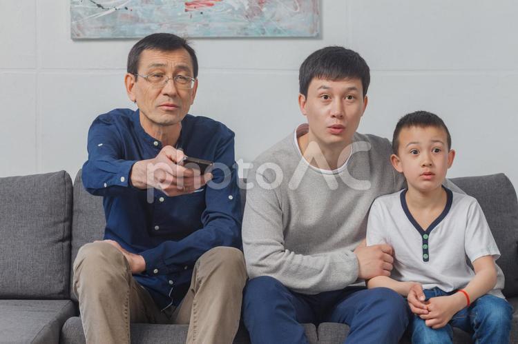 テレビを見る三世代のアジア人ファミリー1 アジア人,テレビを見る,家族の写真素材