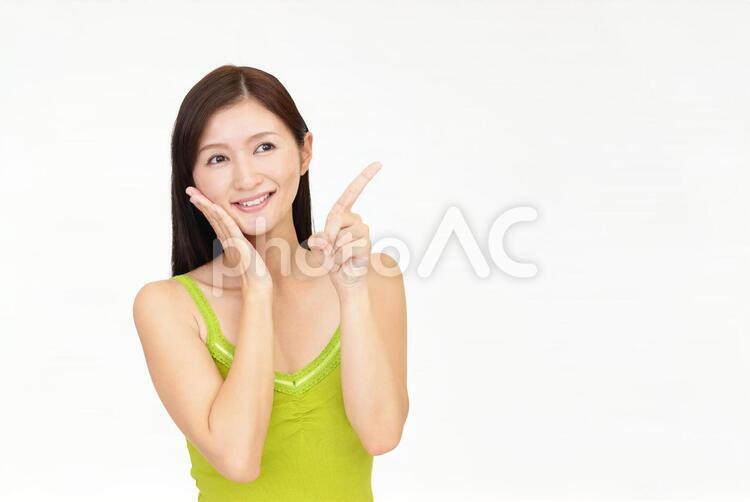 指示する笑顔の女性 女性,女,笑顔の写真素材