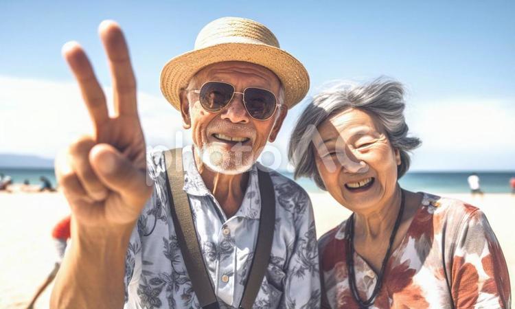 海辺でピースする高齢夫婦 高齢者,高齢夫婦,老夫婦の写真素材