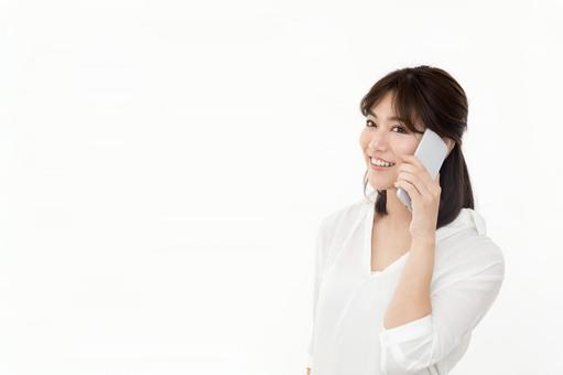 若い女性 スマートフォン 若い女性 スマートフォン スマートフォン,問合せ,話すの写真素材