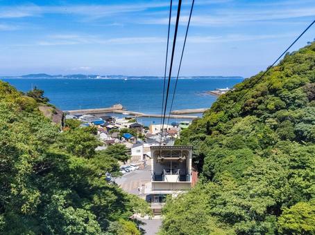 鋸山ロープウェー車内から山麓駅を見下ろす 鋸山ロープウェー車内から山麓駅を見下ろすの写真