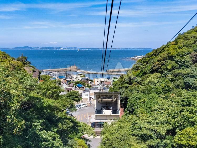 鋸山ロープウェー車内から山麓駅を見下ろす 鋸山ロープウェー,山麓駅,金谷港の写真素材