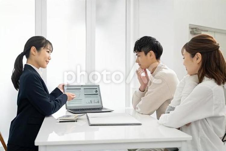 家庭訪問して商品サービスの説明をする女性 営業,ビジネスマン,ビジネスウーマンの写真素材