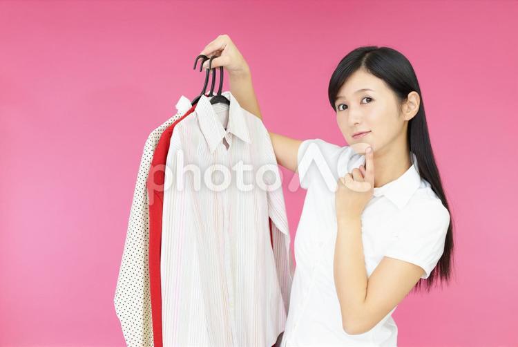 衣類を持つ女性 洗濯物,家事,洗濯の写真素材