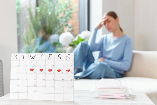 月経期間を示すカレンダーと生理用ナプキンと生理痛の女性 生理,月経,女性の写真素材