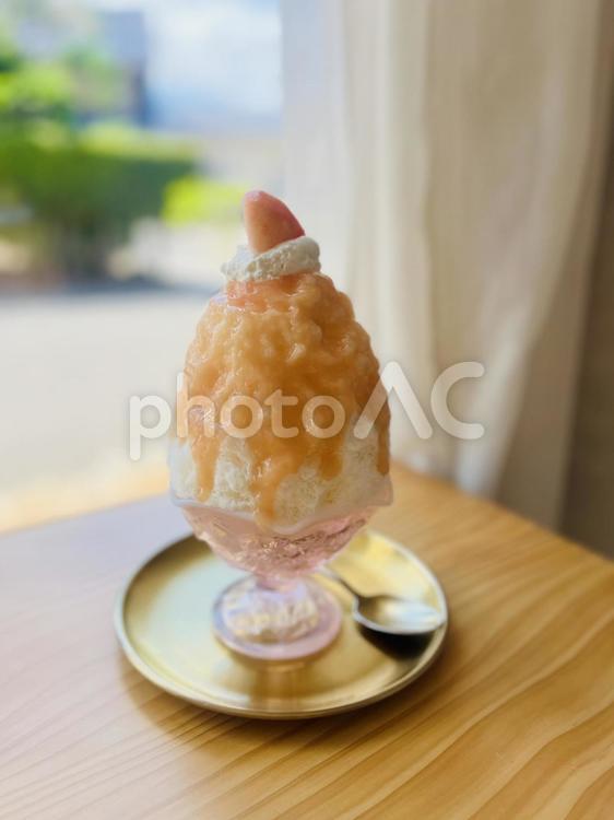 桃のかき氷　窓辺 かき氷,カキ氷,夏の写真素材