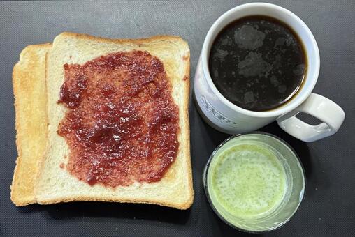 苺ジャムとココナッツのトースト等の昼食 昼食,いちごジャム,苺ジャムの写真素材