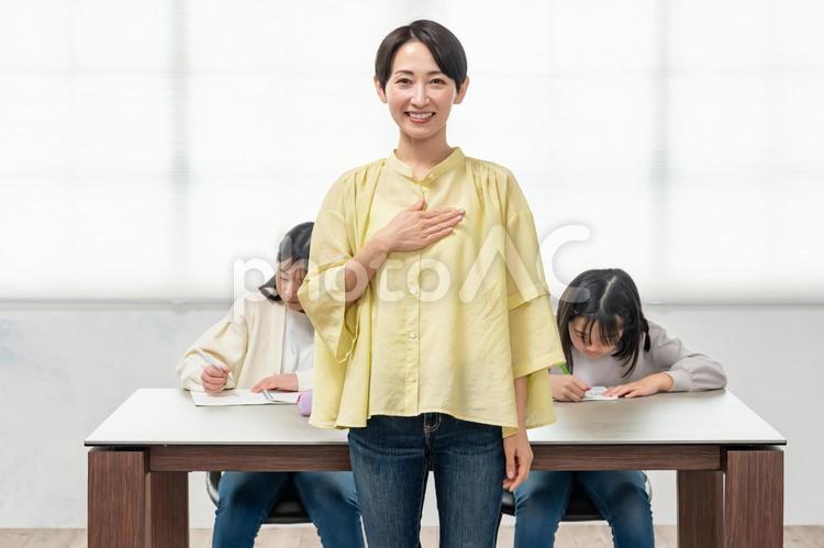 勉強を教える女性 宿題,勉強,家庭教師の写真素材