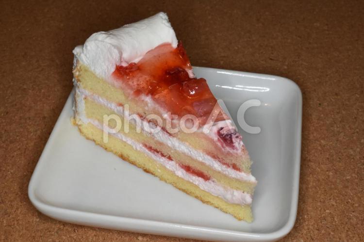 四角い白磁皿に載ったショートケーキ ショートケーキ,ケーキ,洋菓子の写真素材