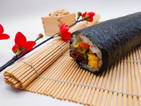 恵方巻きと豆まき 恵方巻き,巻き寿司,豆まきの写真素材