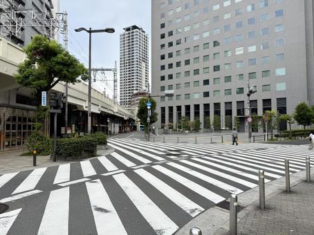 朝方の大阪駅周辺　道路や横断歩道 大阪,横断歩道,早朝の写真素材