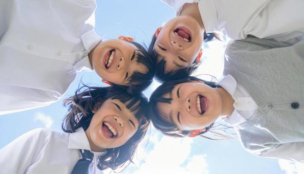 笑顔で元気いっぱいの小学生 笑顔で元気いっぱいの小学生の写真