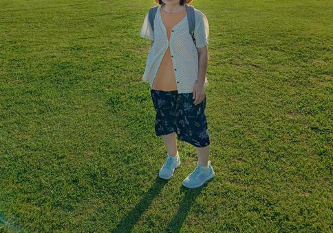 緑に癒される 中年女性,広場,緑の写真素材