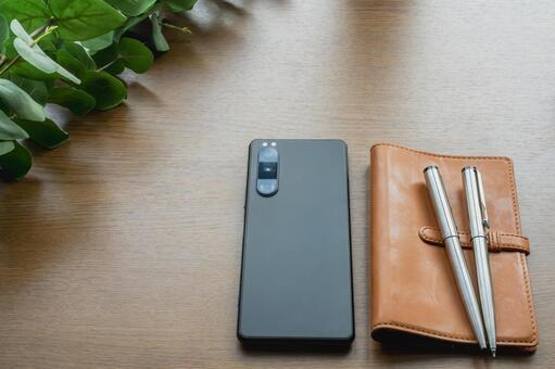 スマホと手帳とペン スマートフォン,手帳,革製品の写真素材