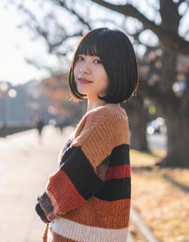 冬・セーター姿の彼女は笑顔 冬・セーター姿の彼女は笑顔の写真