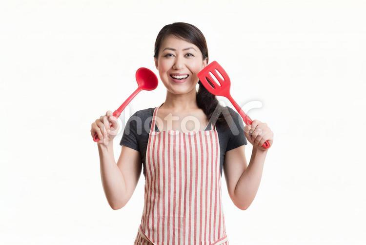 料理用具を持っている笑顔の女性 1人,アジア人,イメージの写真素材