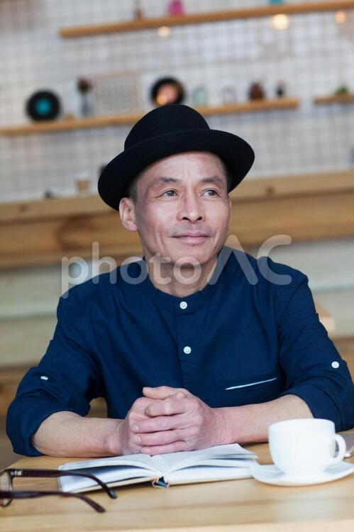 カフェでくつろぐ中年男性22 男性,中年,シニアの写真素材