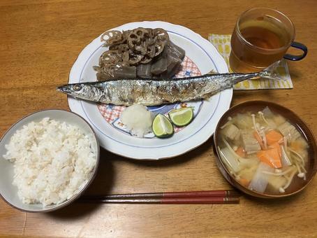 焼き秋刀魚定食 焼き秋刀魚定食 秋刀魚,定食,自炊の写真素材