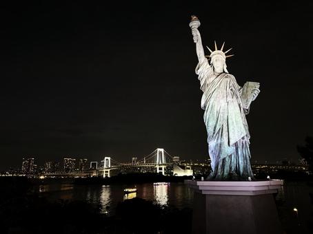夜のお台場から見た景色 自由の女神像 夜のお台場から見た景色 自由の女神像 自由の女神像,海,りんかい線の写真素材