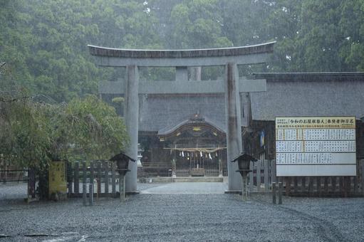 雨の日小国神社 雨の日小国神社の写真