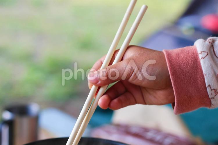 箸を持つ子供の手 箸,割り箸,子供の写真素材