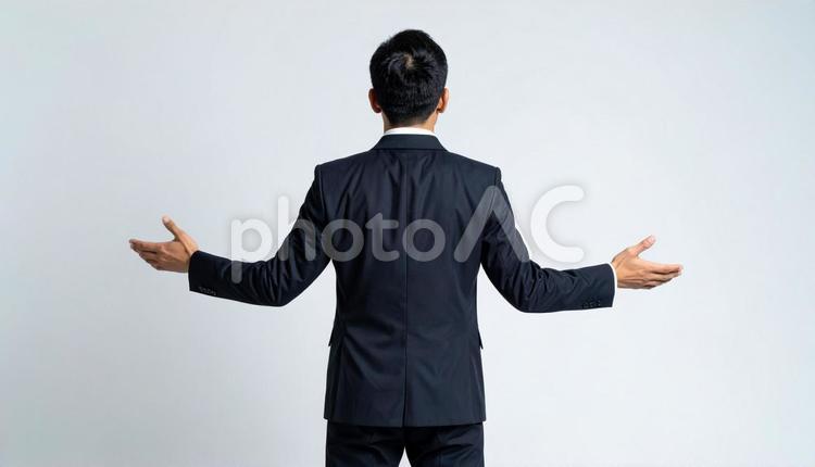 不満な態度を示すビジネスマンの後ろ姿 ビジネスマン,不満,不服の写真素材