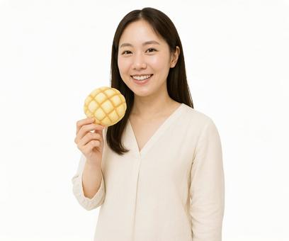 パンを楽しむ女性のナチュラルな表情 パンを楽しむ女性のナチュラルな表情の写真