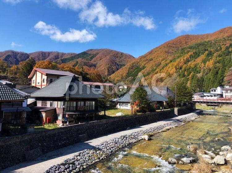 秋の山間部の街並み 旅,水域,家の写真素材
