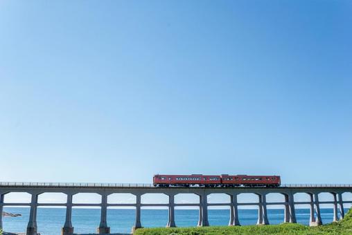 惣郷川橋梁を駆ける列車 惣郷川橋梁を駆ける列車 田んぼ,田,晴れの写真素材